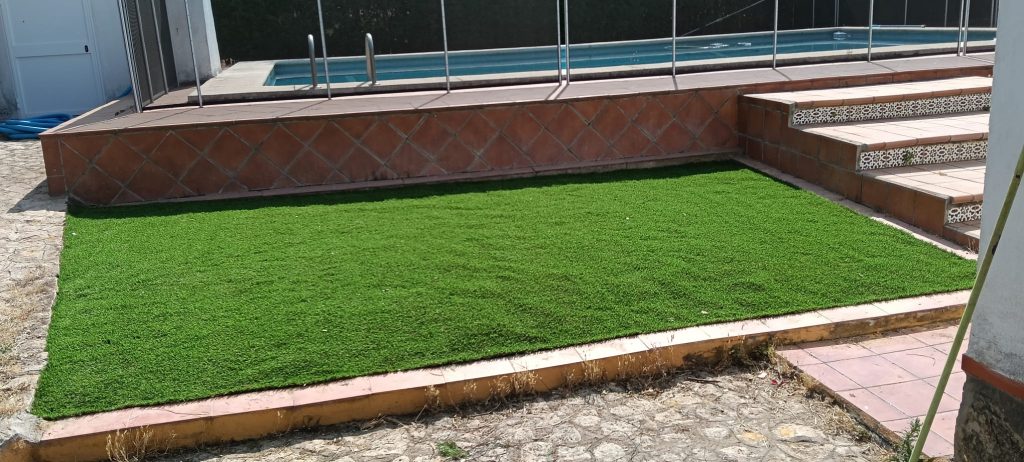 Césped artificial instalado junto a piscina - Limcesped Sevilla